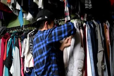 Montando fake penis Negro En El Closet