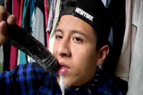 Montando fake penis Negro En El Closet