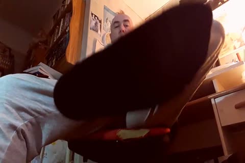 chubby Super Foot Fetish In My Room ! (partie 1)