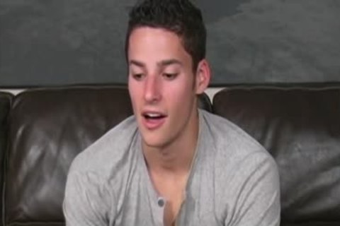 Aron Matthews Se Hace Una Paja Para Su Audiencia gay