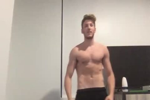 Bearded guy Masturbating In Live