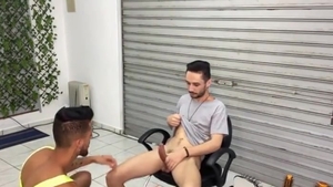 Esticando A Bunda Do Meu Cabeleireiro