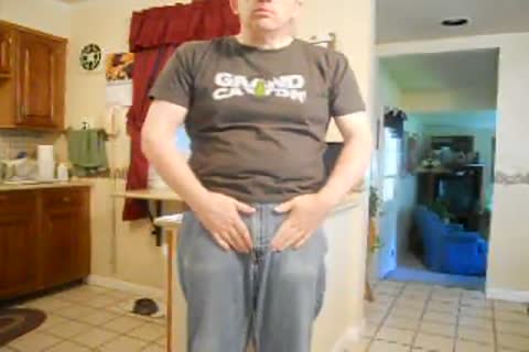 dad playing in tthis man kitcthis mann