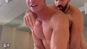 33.- Peludo Le Deja Su Leche Dentro