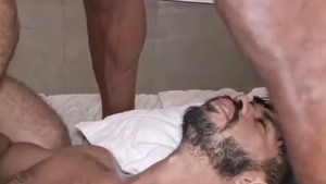 Caras Gostosos Numa Bela gangbang