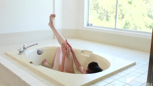 Southern Strokes: Wet And Wild Tub Action