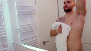 HotAFmen: Green-eyed Hunk Bathing