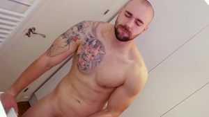 HotAFmen: Green-eyed Hunk Bathing