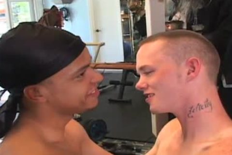 Sex in tthowdys man gym and shower