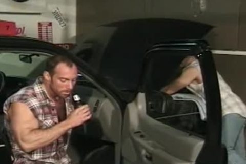 Greased mechanic accepts sex as payfellowst