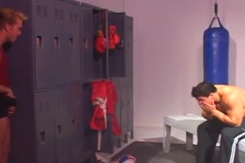 Muscle hunk with a blonde in ttgreetingss guy locker room